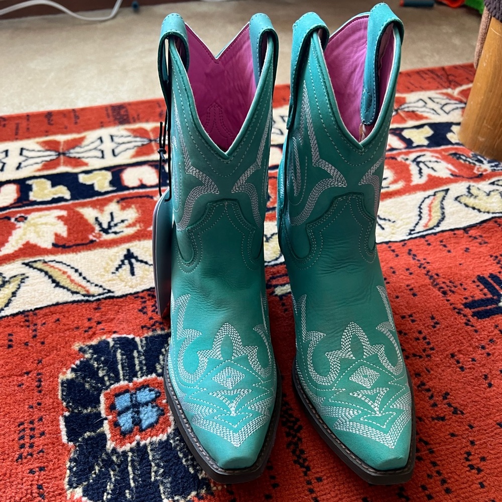Narrow turquoise ankle booties size 8.5 fits like a 7.5